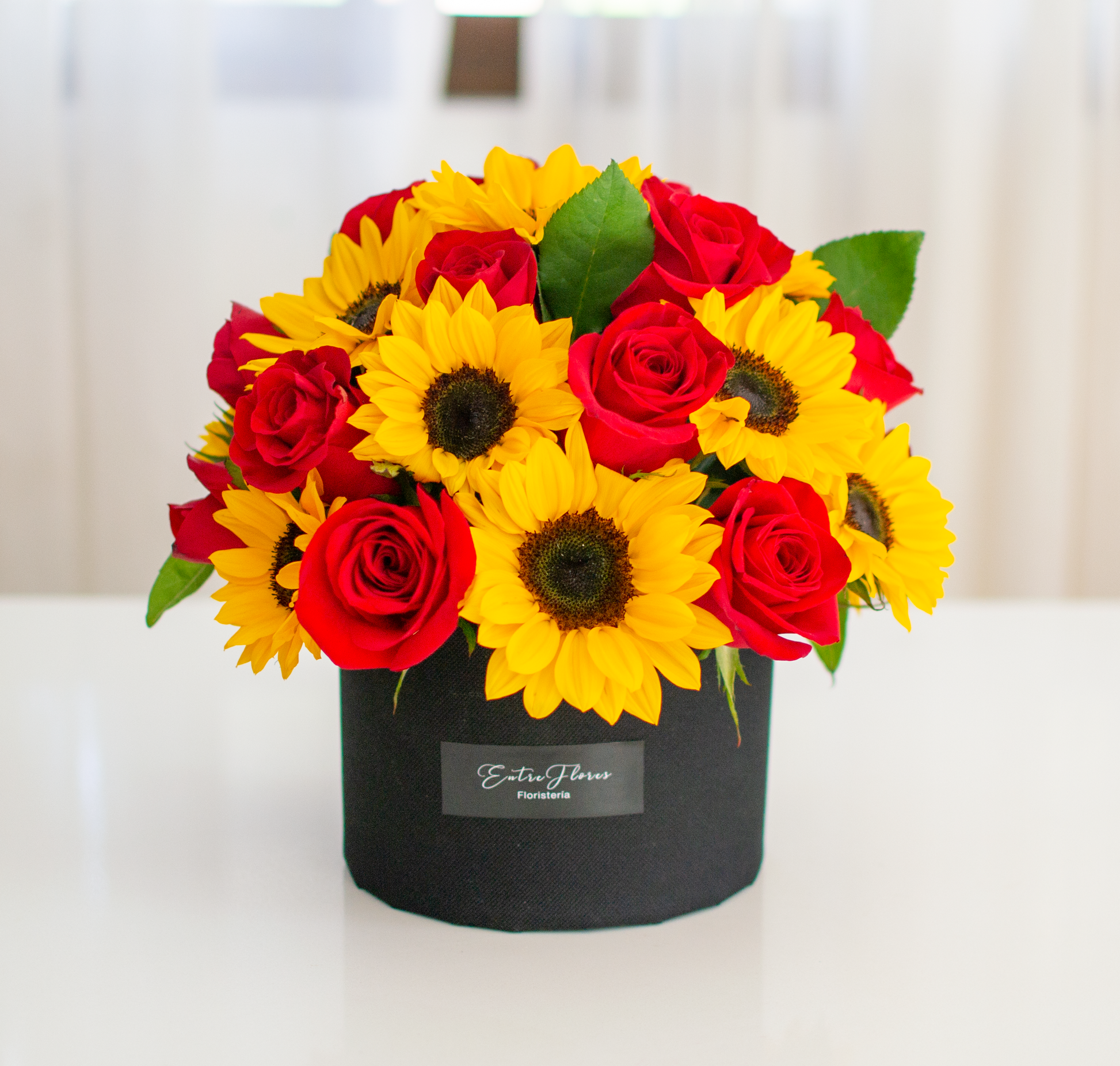 Caja con Rosas y Girasoles