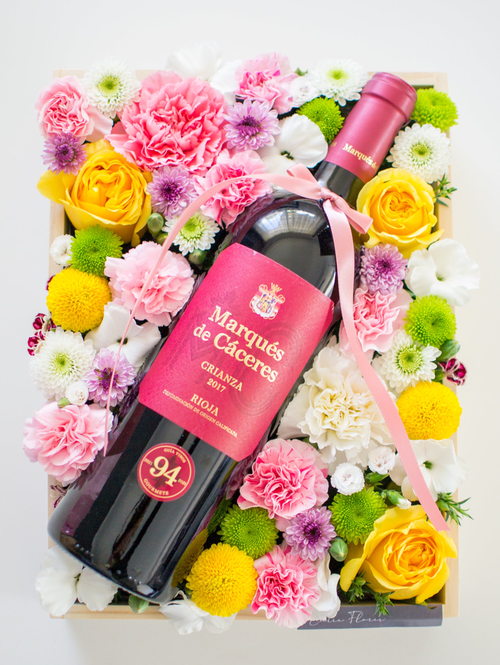 Cama de Flores Variadas con Vino Marqués de Cáceres