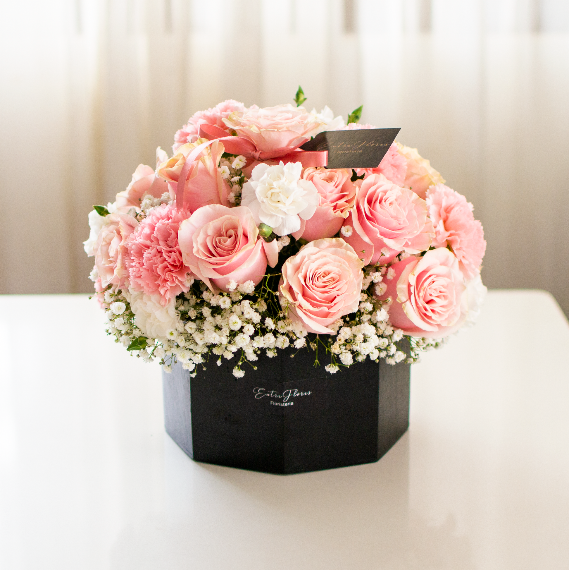 Caja Hexagonal con Rosas, Claveles y Gypsofilia