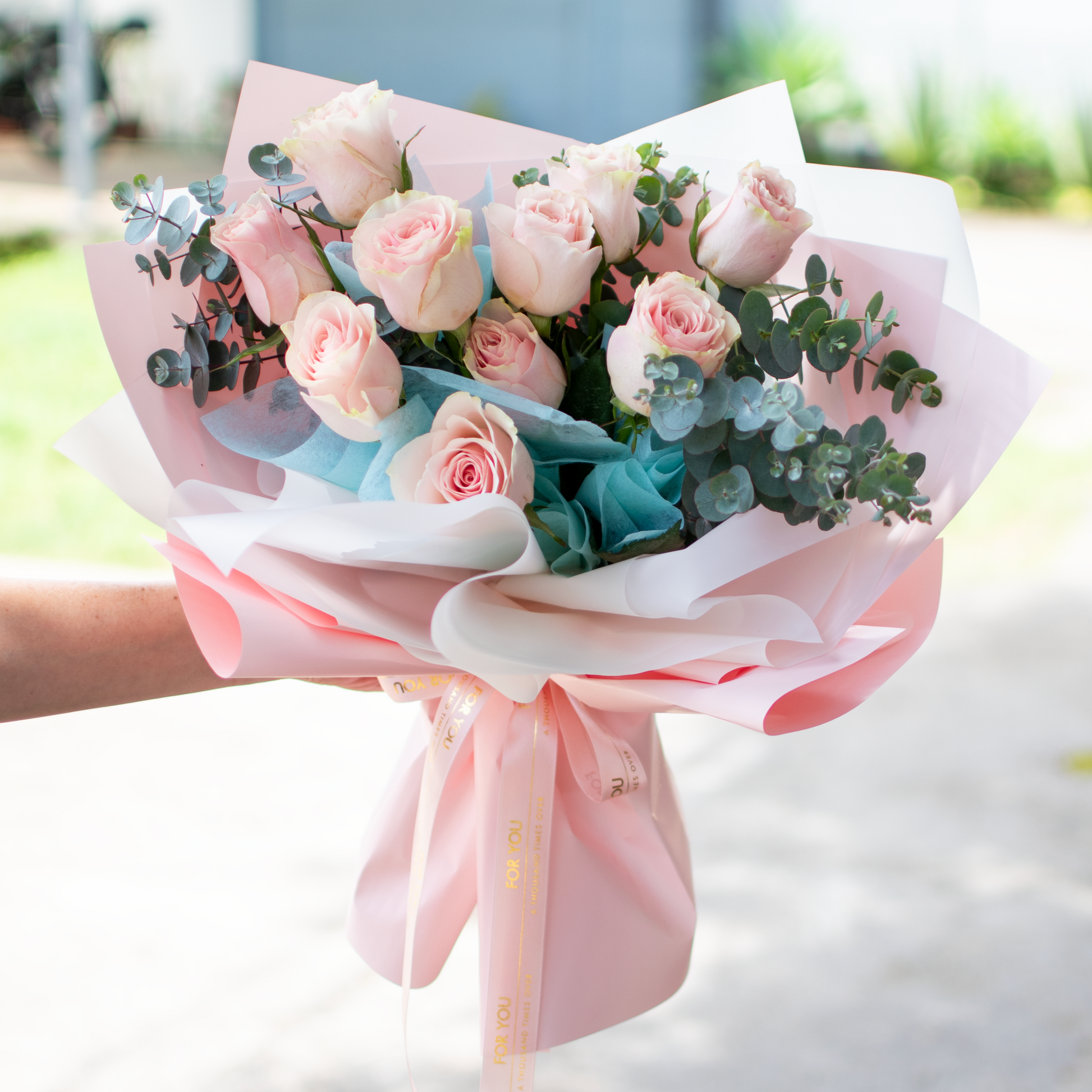 Ramo de Rosas Rosadas y Eucalipto